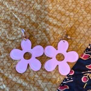 Pink resin daisy floral earrings